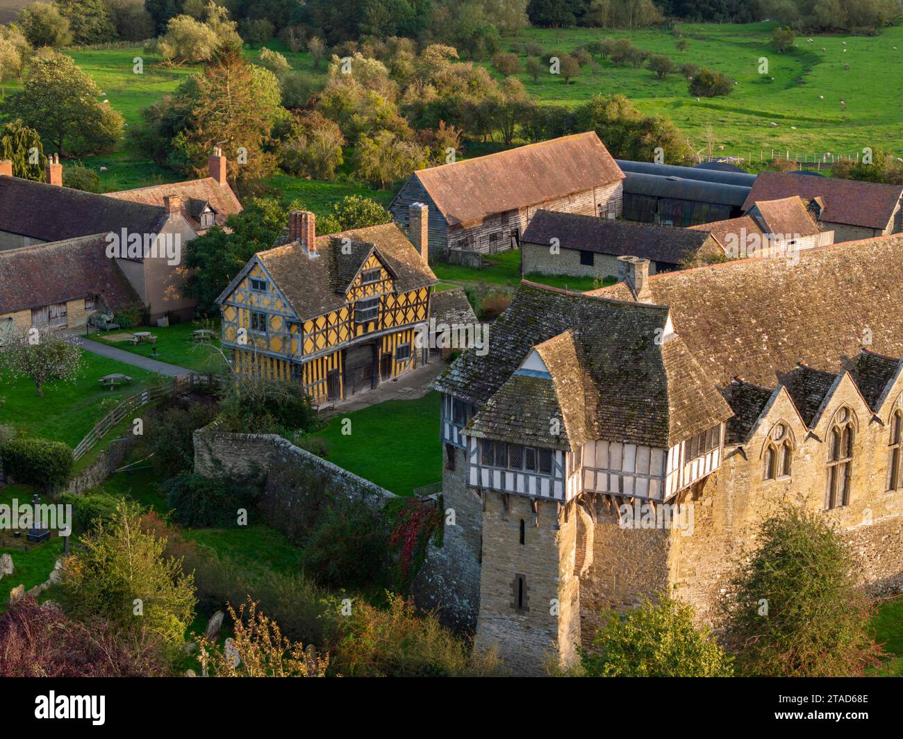 Vista aerea del castello di Stokesay del XIII secolo, una delle case padronali fortificate meglio conservate in Inghilterra. Autunno (ottobre) 2023. Foto Stock
