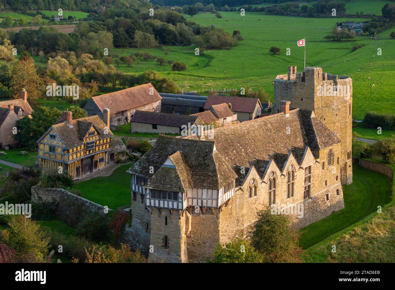 Vista aerea del castello di Stokesay del XIII secolo, una delle case padronali fortificate meglio conservate in Inghilterra. Autunno (ottobre) 2023. Foto Stock