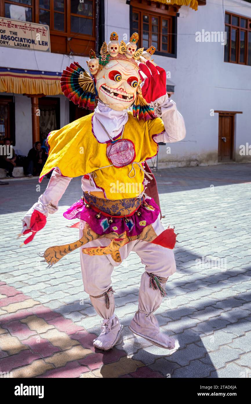 Danza Cham eseguita da un monaco al tempio Ladakh Jo Khang, Leh, Ladakh, India Foto Stock