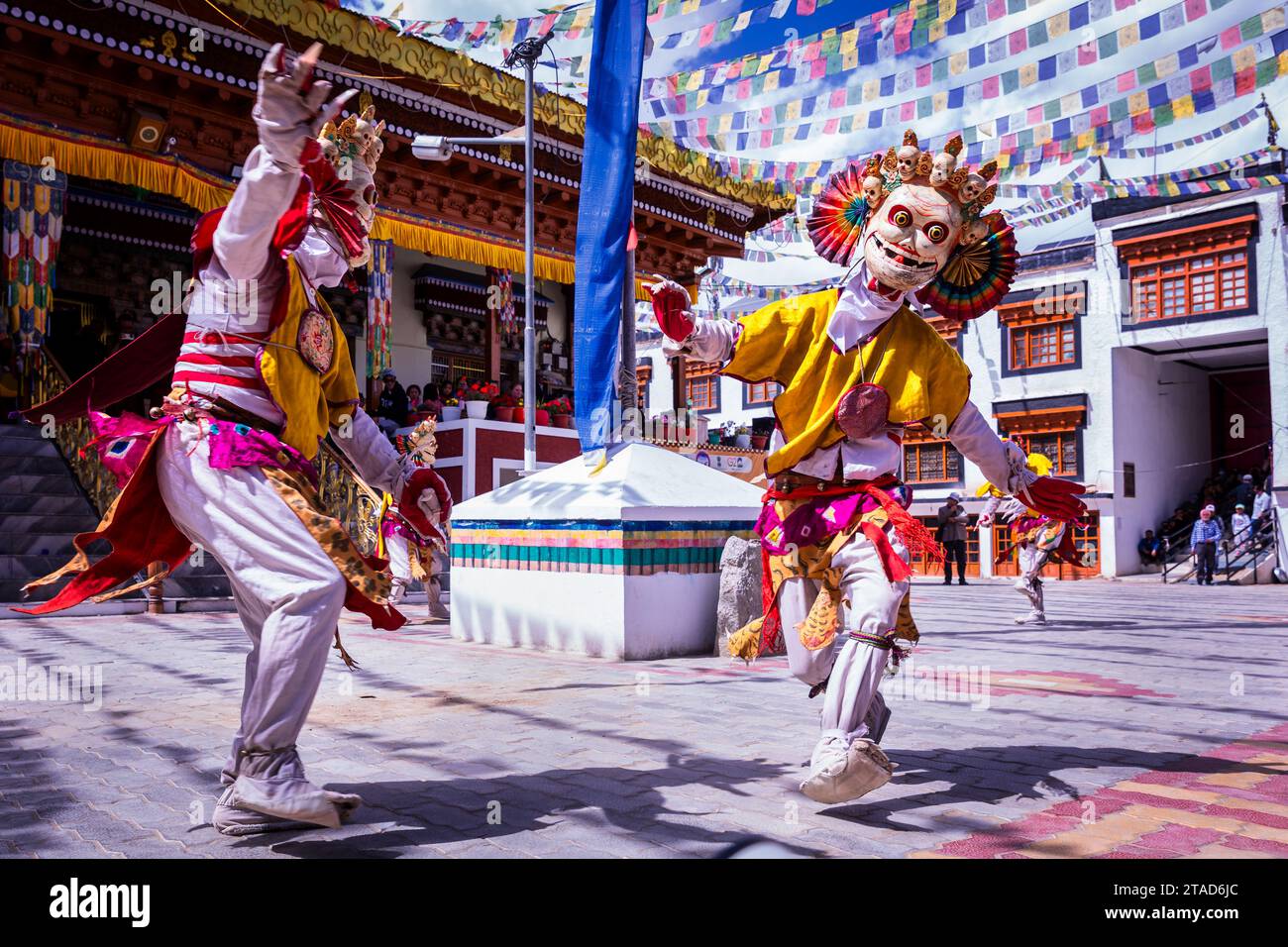 Danza Cham eseguita dai monaci al tempio Ladakh Jo Khang, Leh, Ladakh, India Foto Stock