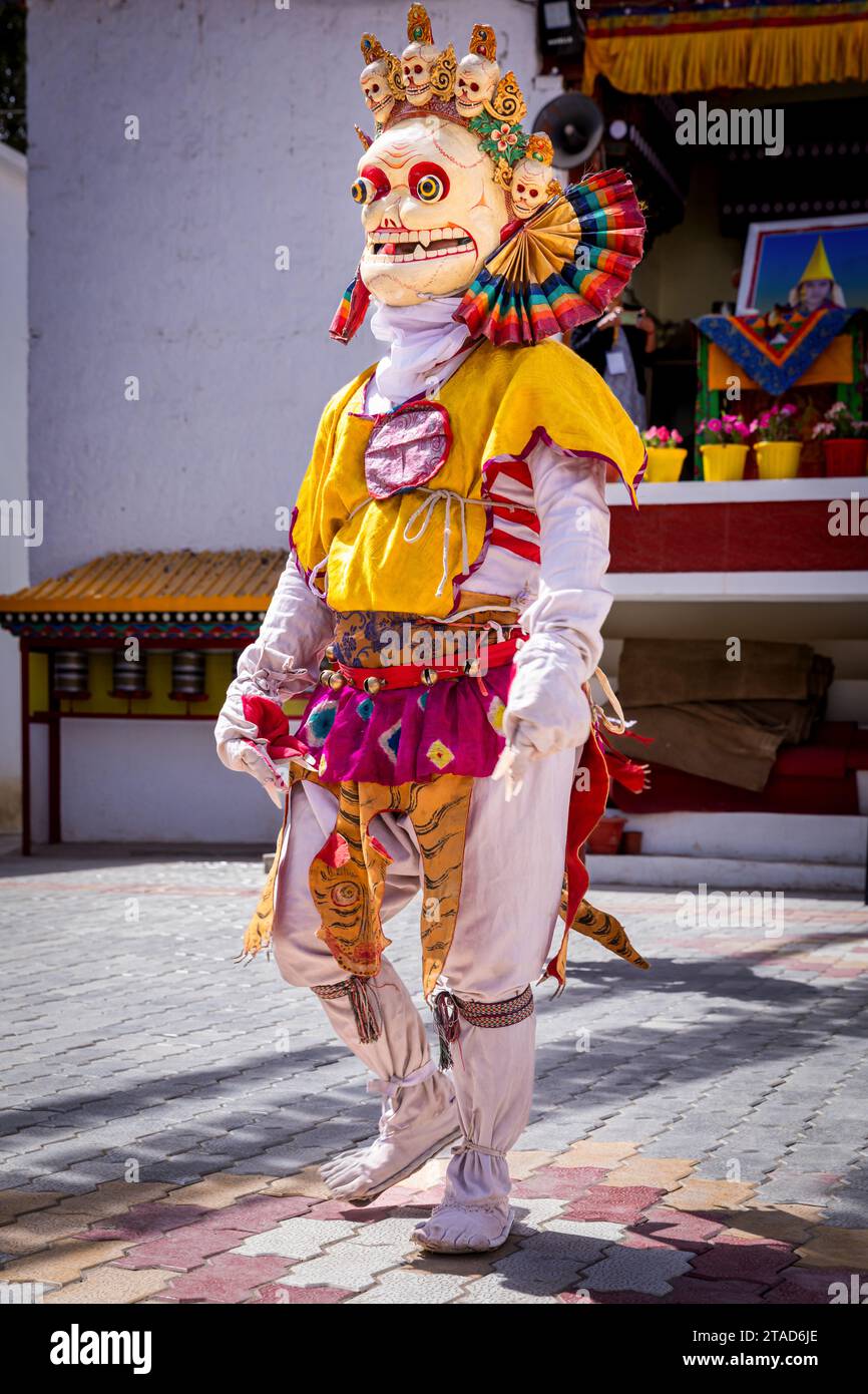 Danza Cham eseguita da un monaco al tempio Ladakh Jo Khang, Leh, Ladakh, India Foto Stock