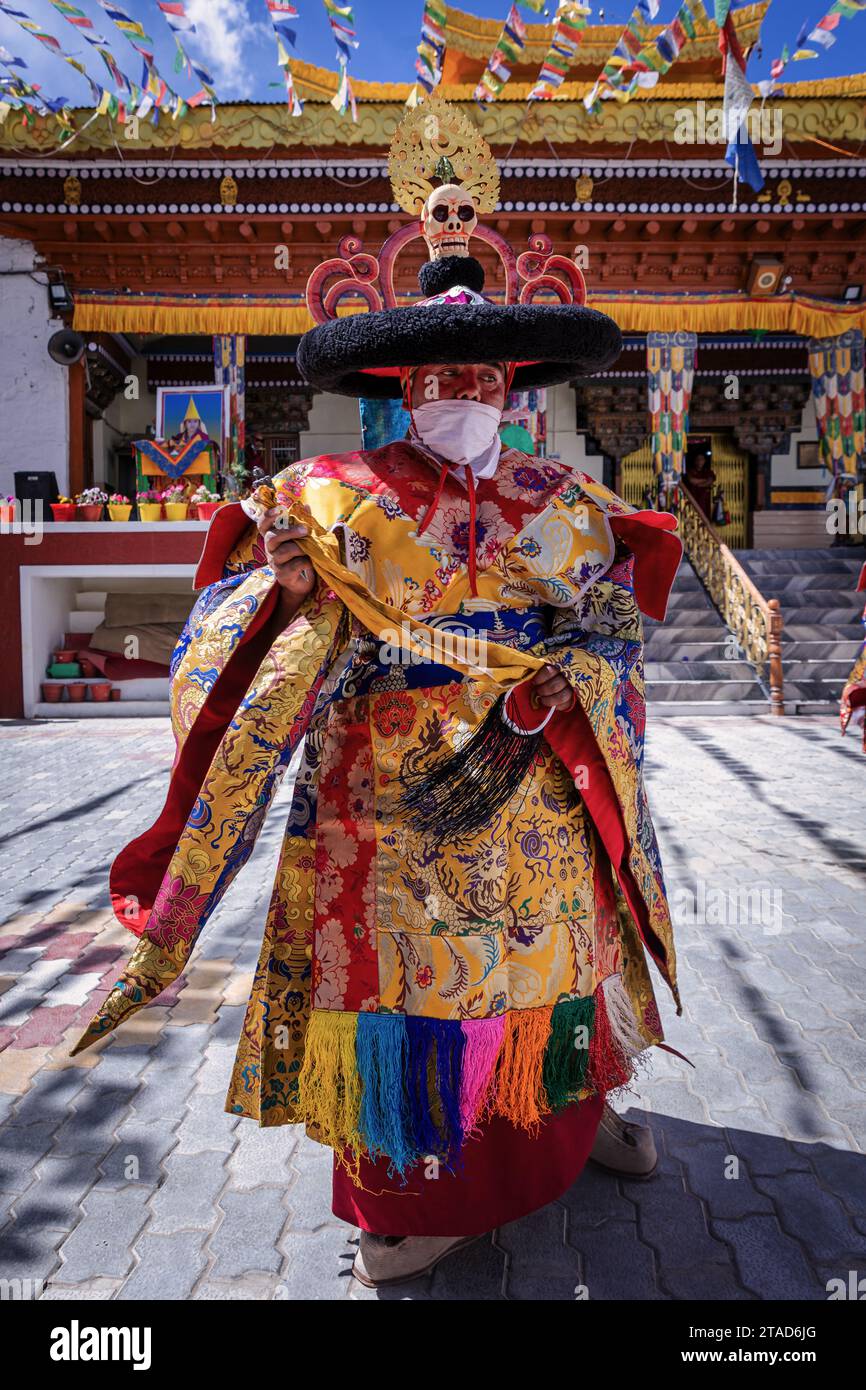 Danza Cham eseguita dai monaci al tempio Ladakh Jo Khang, Leh, Ladakh, India Foto Stock