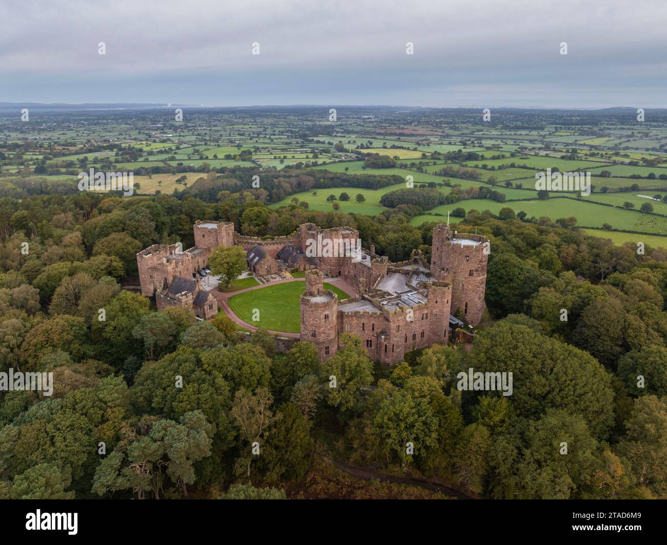 Vista aerea del castello di Peckforton vicino a Beeston nel Cheshire, Inghilterra. Autunno (ottobre) 2023. Foto Stock