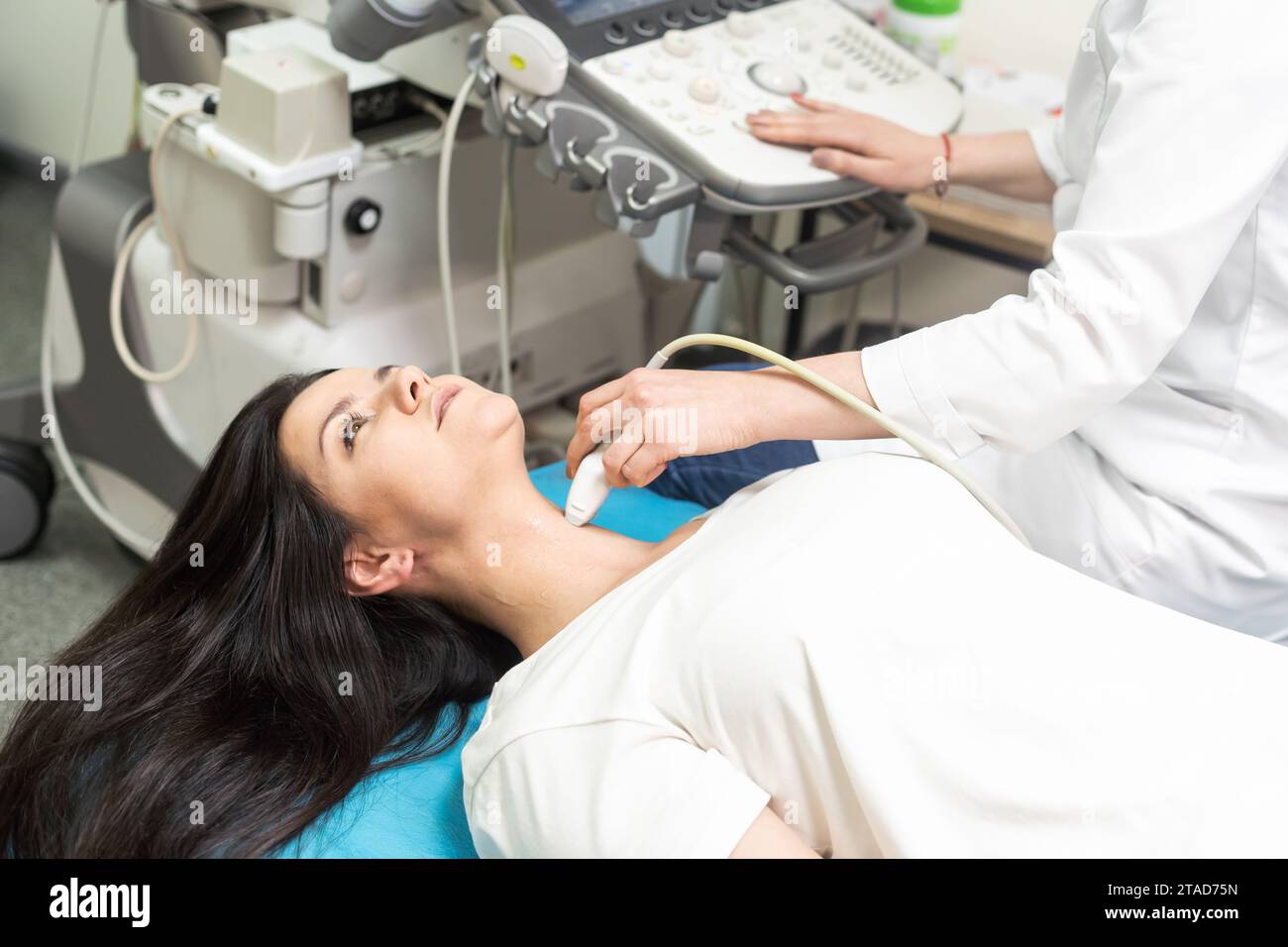 Medico specialista qualificato utilizzando apparecchiature a ultrasuoni in clinica Foto Stock