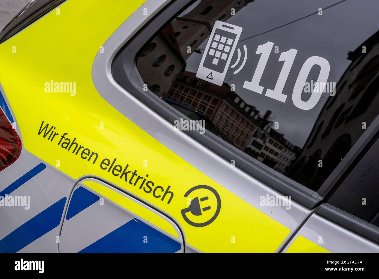 Monaco, Germania. 22 novembre 2023. Il numero di emergenza della polizia (110) è bloccato su un'auto elettrica della polizia. Crediti: Peter Kneffel/dpa/Alamy Live News Foto Stock