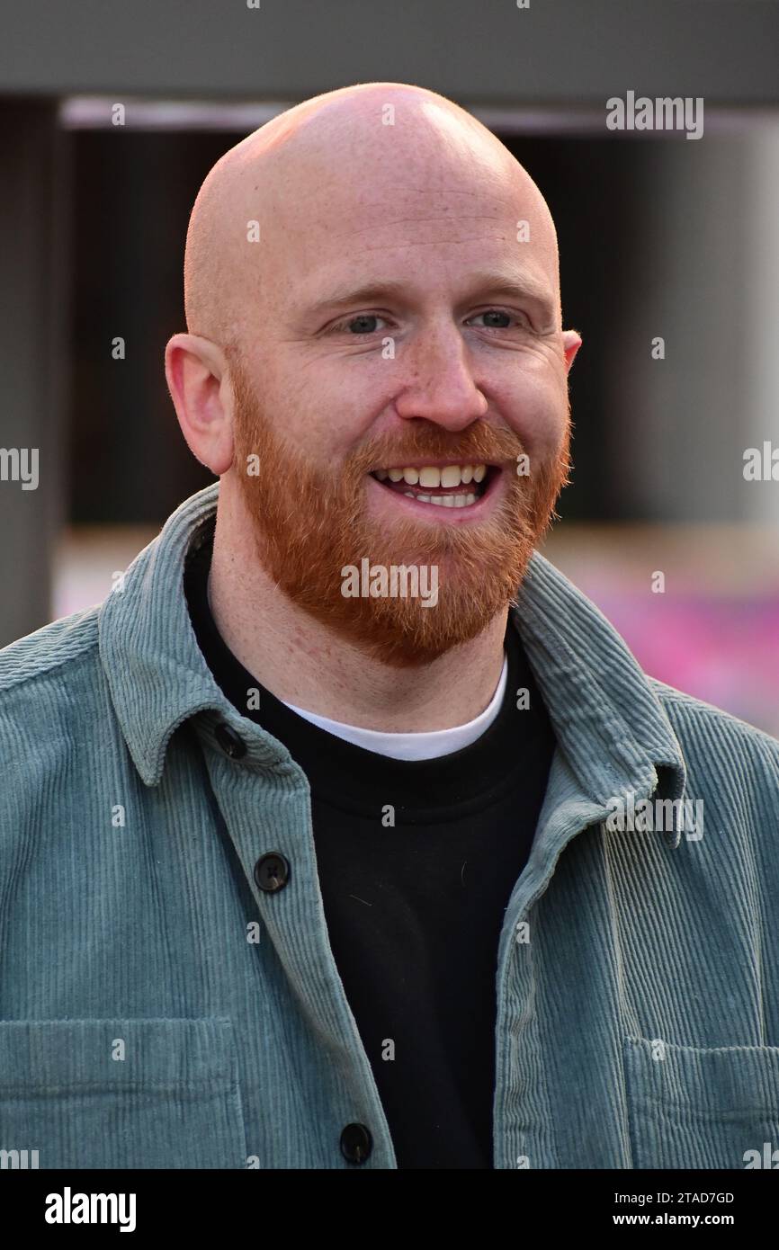 Westfield White City, Londra, Regno Unito. 30 novembre 2023. Il comico Ray Bradshaw lancia la sua ricerca mondiale per il suo alter ego. Nella foto, Ray Bradshaw ha rilevato un cartellone al Westfield White City oggi dando il via alla sua ricerca e al suo tour nel Regno Unito dal titolo "Doppelginger". Maggiori informazioni e biglietti su raybradshaw.com. Credito: Vedere li/Picture Capital/Alamy Live News Foto Stock