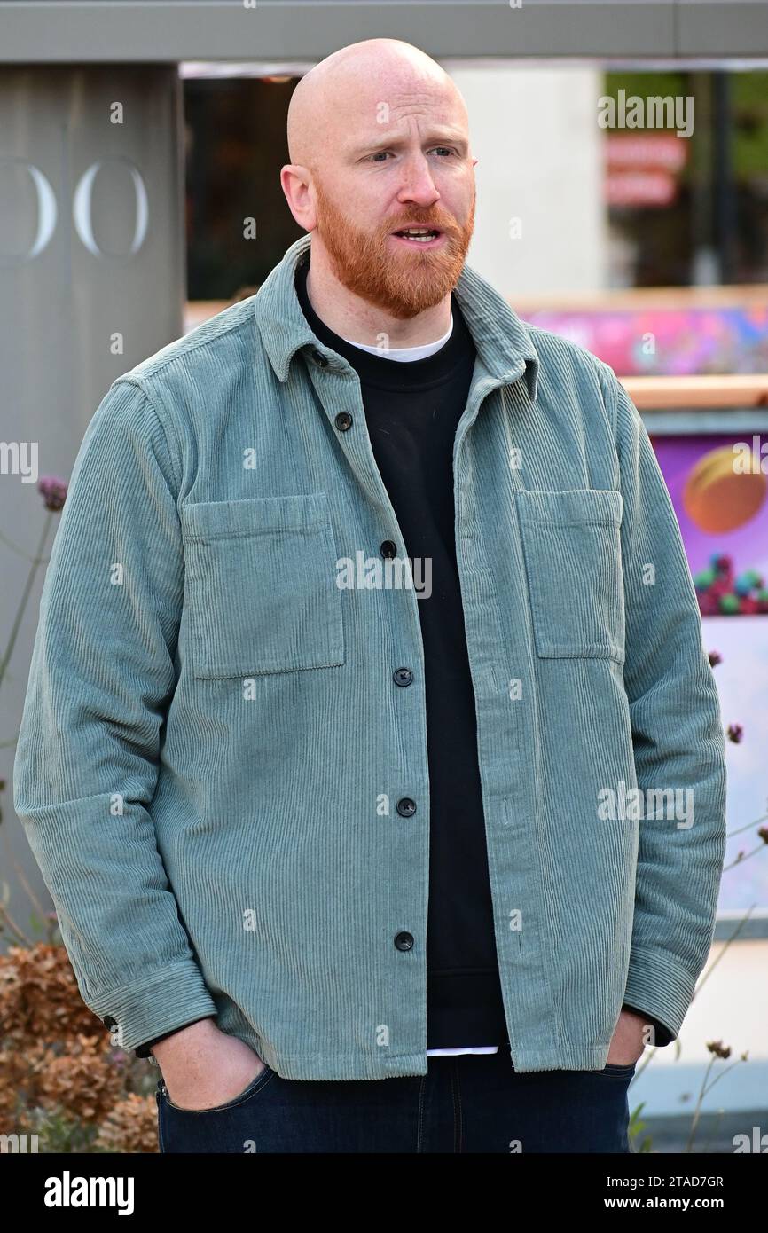 Westfield White City, Londra, Regno Unito. 30 novembre 2023. Il comico Ray Bradshaw lancia la sua ricerca mondiale per il suo alter ego. Nella foto, Ray Bradshaw ha rilevato un cartellone al Westfield White City oggi dando il via alla sua ricerca e al suo tour nel Regno Unito dal titolo "Doppelginger". Maggiori informazioni e biglietti su raybradshaw.com. Credito: Vedere li/Picture Capital/Alamy Live News Foto Stock
