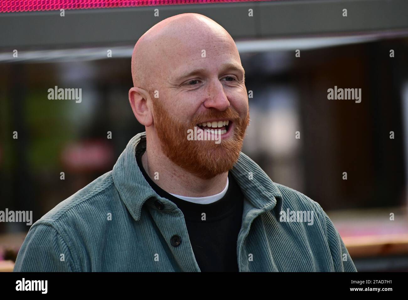 Westfield White City, Londra, Regno Unito. 30 novembre 2023. Il comico Ray Bradshaw lancia la sua ricerca mondiale per il suo alter ego. Nella foto, Ray Bradshaw ha rilevato un cartellone al Westfield White City oggi dando il via alla sua ricerca e al suo tour nel Regno Unito dal titolo "Doppelginger". Maggiori informazioni e biglietti su raybradshaw.com. Credito: Vedere li/Picture Capital/Alamy Live News Foto Stock
