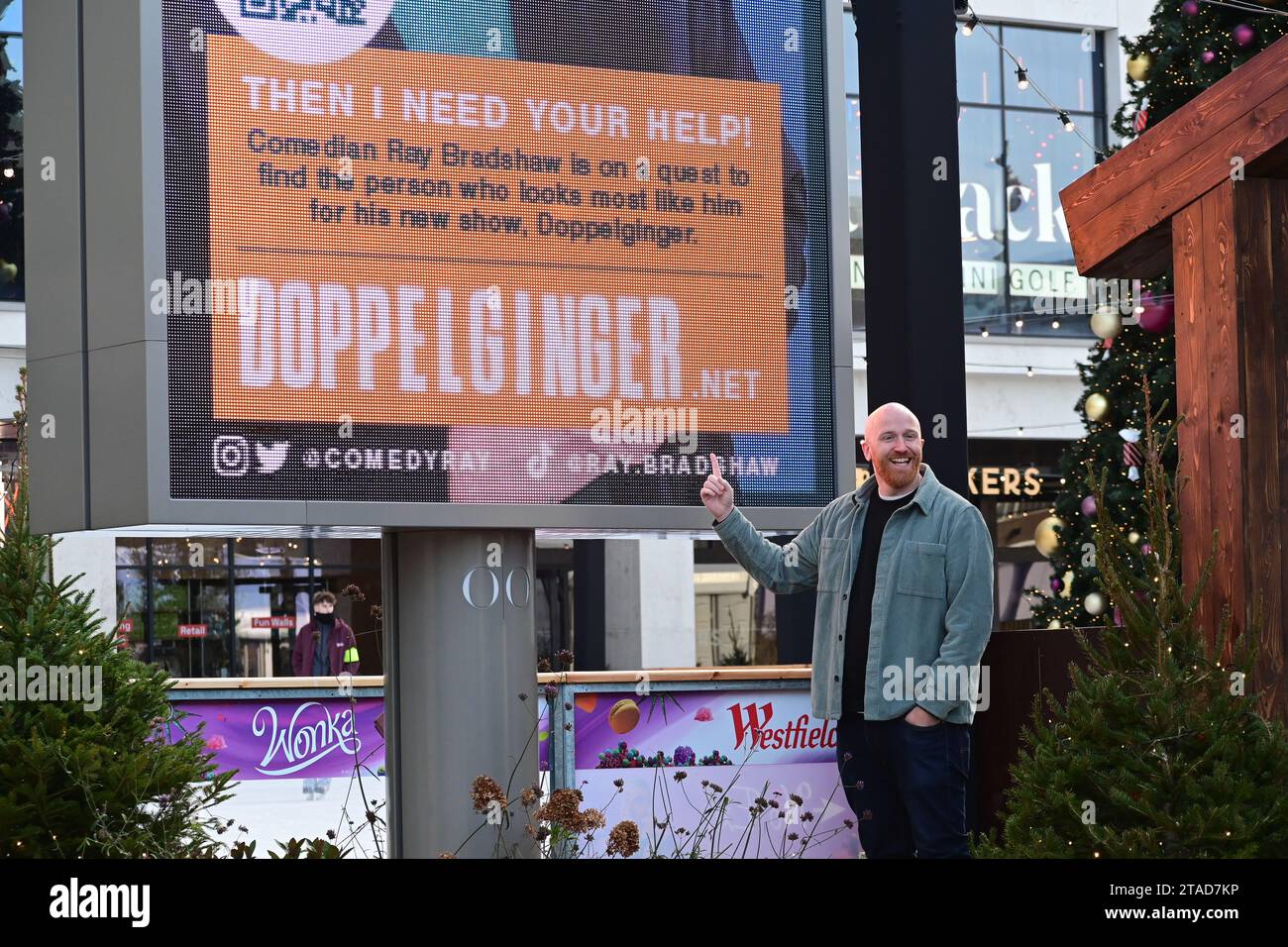 Westfield White City, Londra, Regno Unito. 30 novembre 2023. Il comico Ray Bradshaw lancia la sua ricerca mondiale per il suo alter ego. Nella foto, Ray Bradshaw ha rilevato un cartellone al Westfield White City oggi dando il via alla sua ricerca e al suo tour nel Regno Unito dal titolo "Doppelginger". Maggiori informazioni e biglietti su raybradshaw.com. Credito: Vedere li/Picture Capital/Alamy Live News Foto Stock