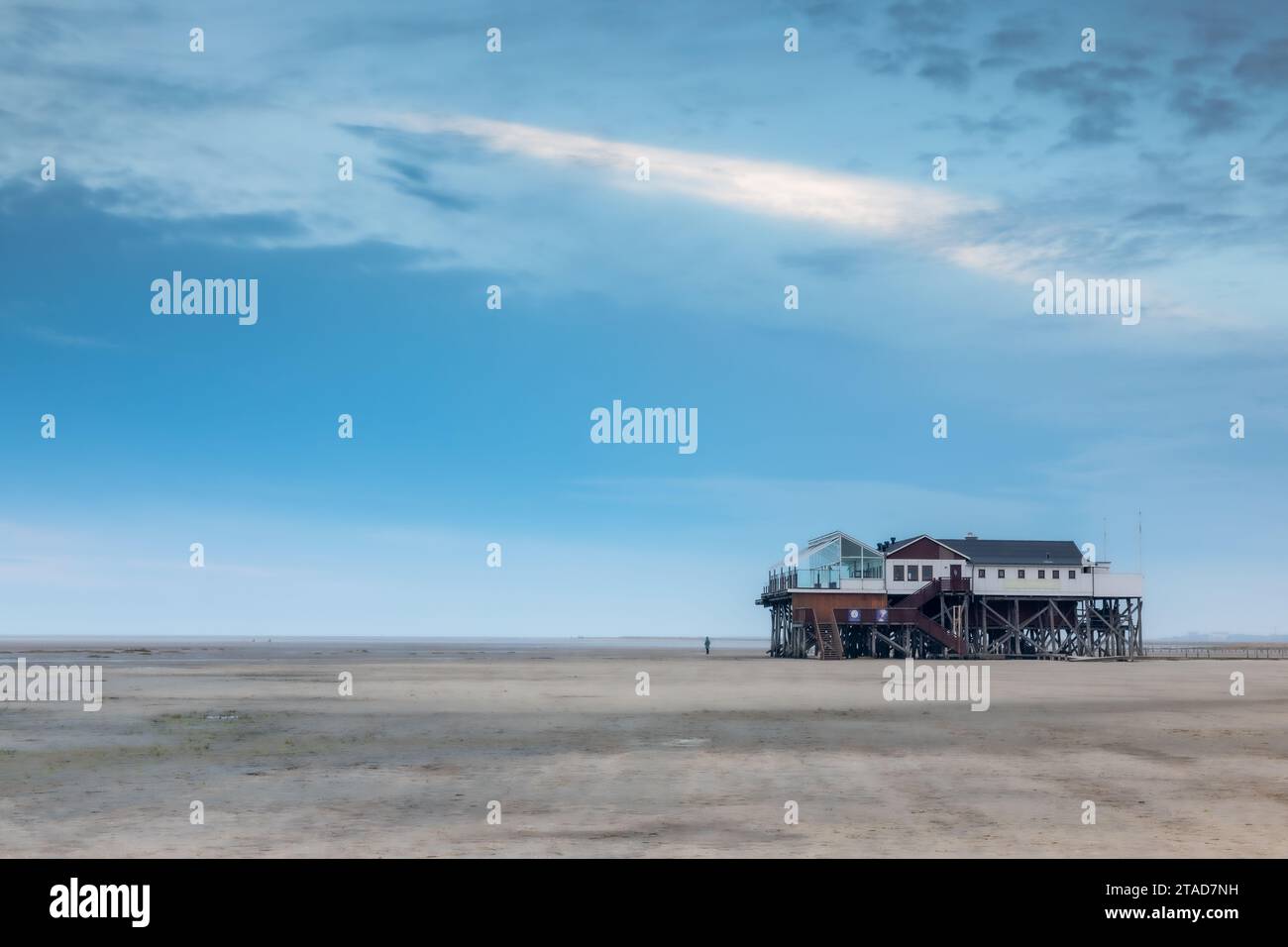 Palafitte sulla spiaggia di Sankt Peter-Ording sul Mare del Nord al tramonto. Foto Stock Palafitte sulla spiaggia di Sankt Peter-Ording sul Mare del Nord al tramonto. Foto Stock
