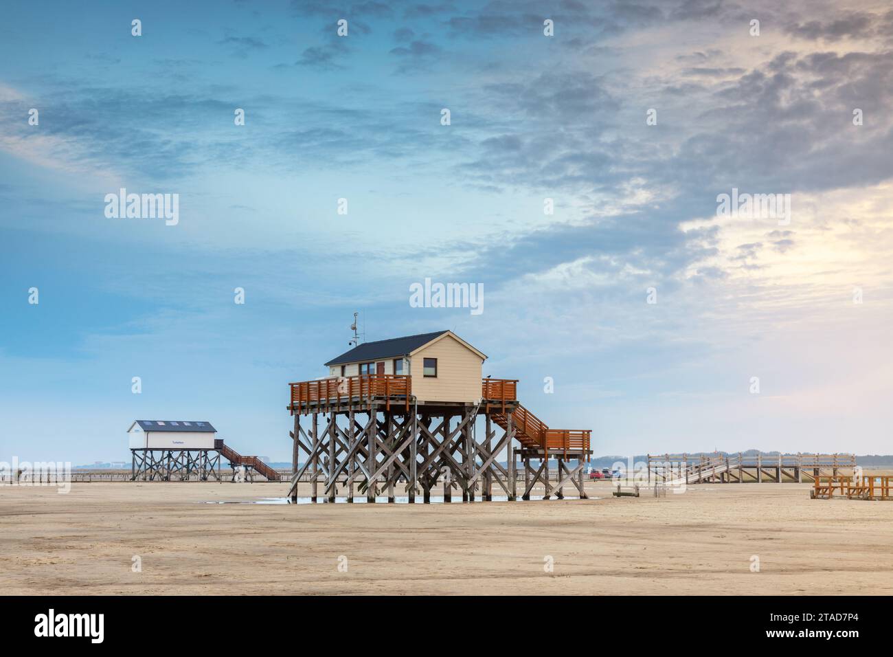 Palafitte sulla spiaggia di Sankt Peter-Ording sul Mare del Nord al tramonto. Foto Stock Palafitte sulla spiaggia di Sankt Peter-Ording sul Mare del Nord al tramonto. Foto Stock