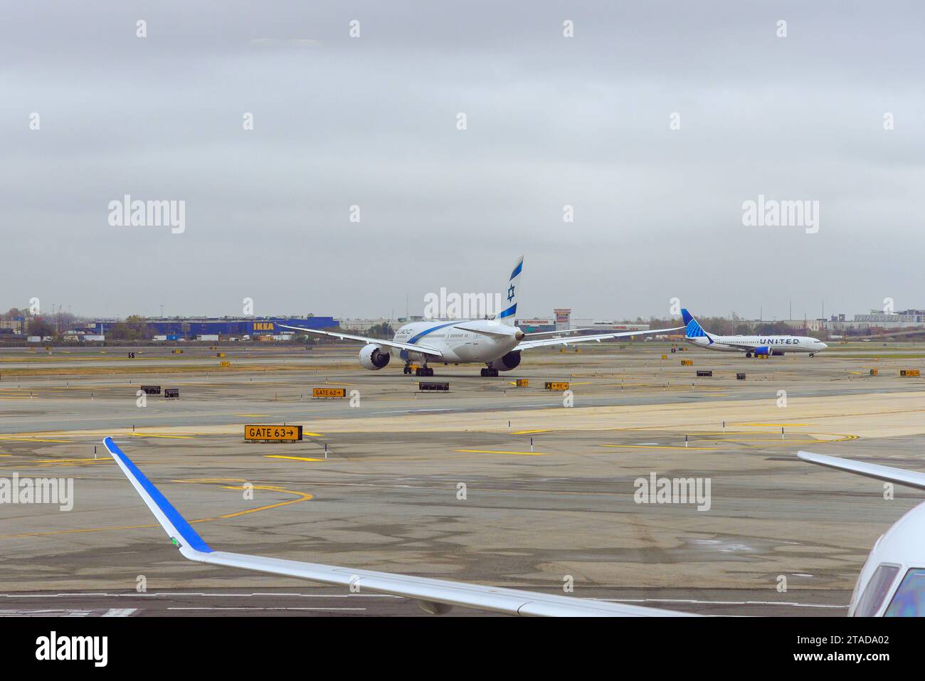 30 ottobre 2023 l'aeroporto EWR Newark NJ USA l'aereo di Israel Airlines sta per decollare dall'aeroporto EWR Newark di Newark, New Jersey Foto Stock