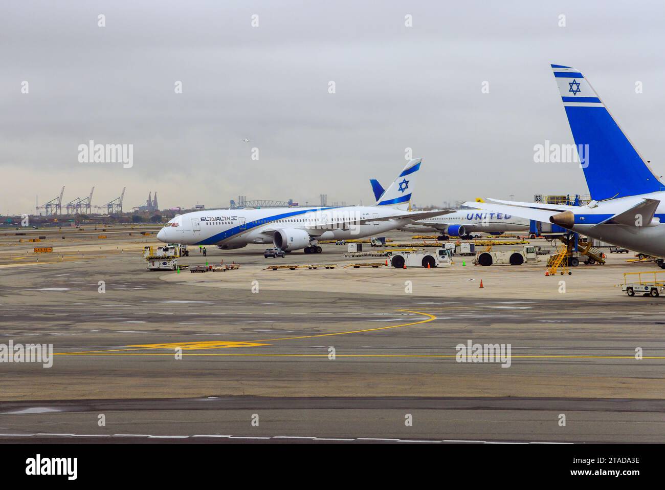 30 ottobre 2023 EWR Airport Newark NJ USA. L'aereo di Israel Airlines si prepara a decollare al Terminal EWR dell'aeroporto internazionale di Newark Foto Stock