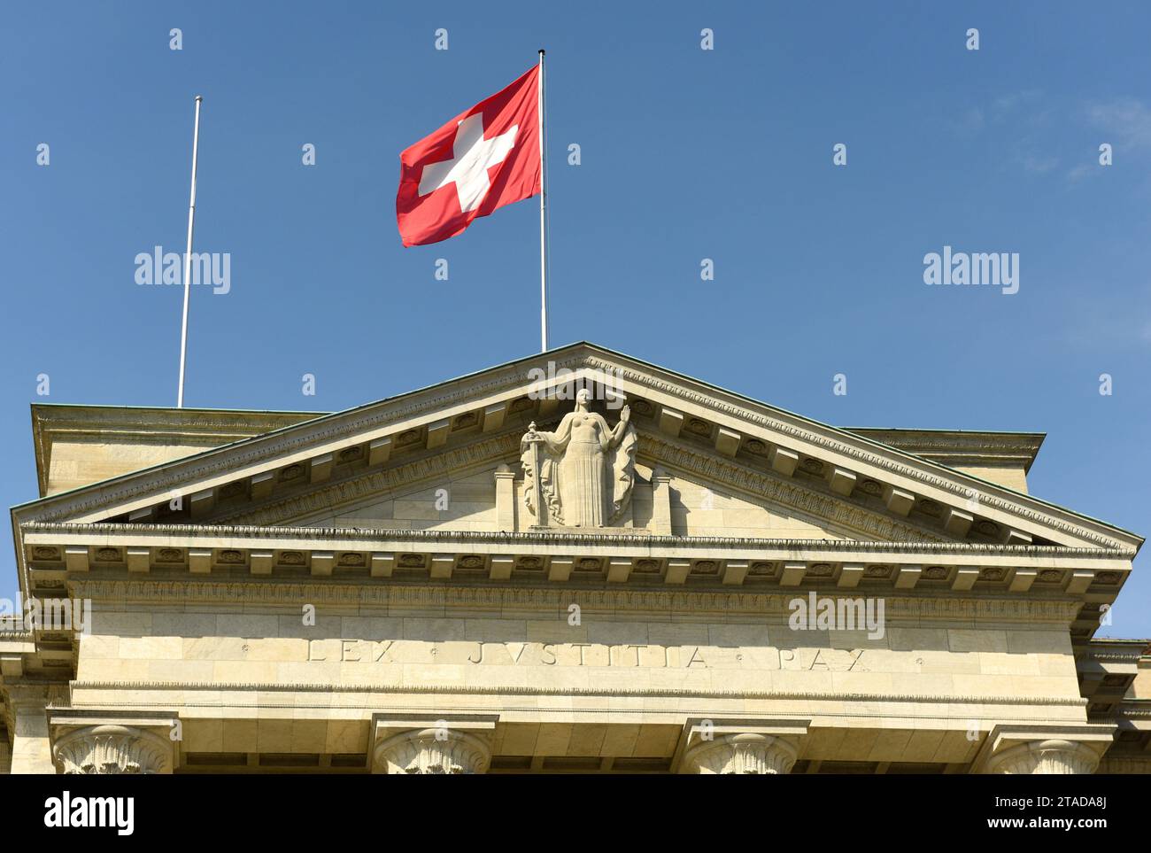 Bandiera svizzera e statua di giustizia sulla Corte suprema federale della Svizzera. Losanna, Svizzera Foto Stock