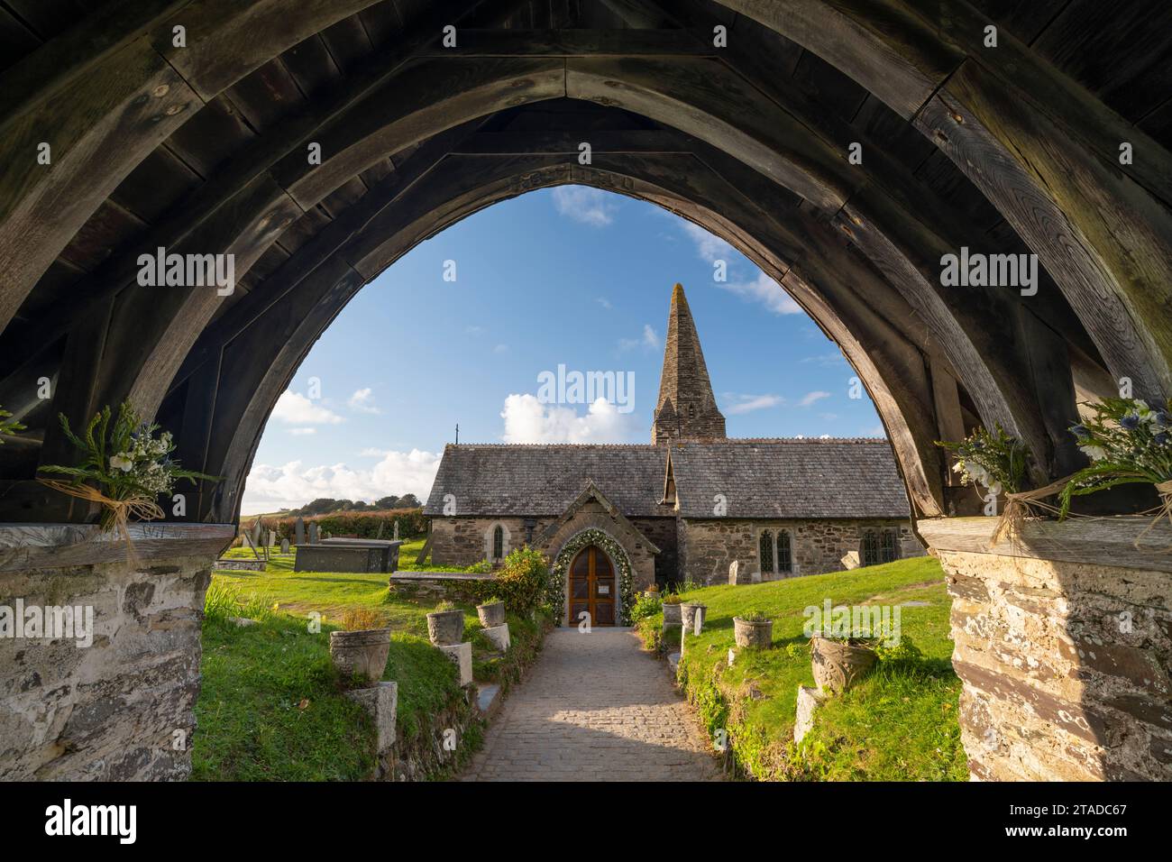 Chiesa di Sant'Enodoc attraverso il Lychgate, Trebetherick, Cornovaglia, Inghilterra. Primavera (aprile) 2022. Foto Stock