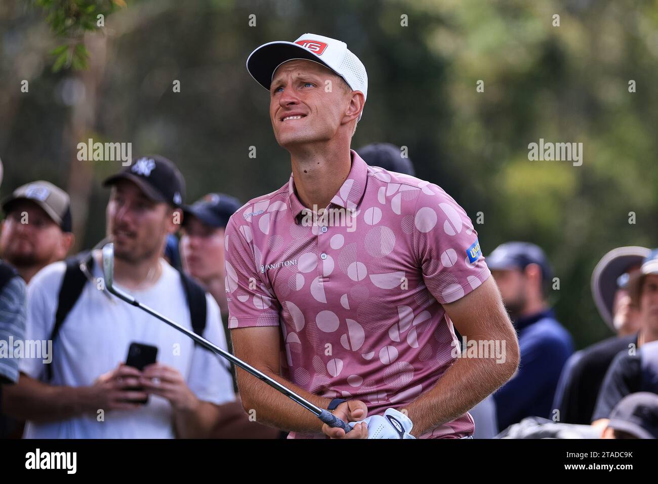 30 novembre 2023; l'Australian Golf Club e il Lakes Golf Club, Sydney, nuovo Galles del Sud, Australia; ISPS HANDA Australian Open Round 1; Adrian Meronk guarda il volo del suo avvicinamento al green Foto Stock