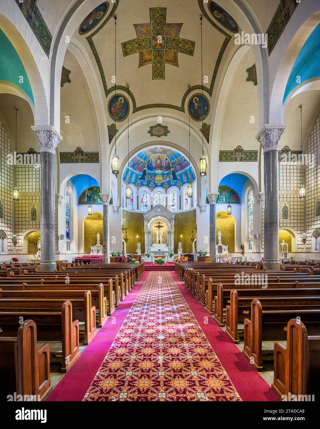Navata interna e santuario della chiesa cattolica di San Benedetto a Terre Haute, Indiana Foto Stock