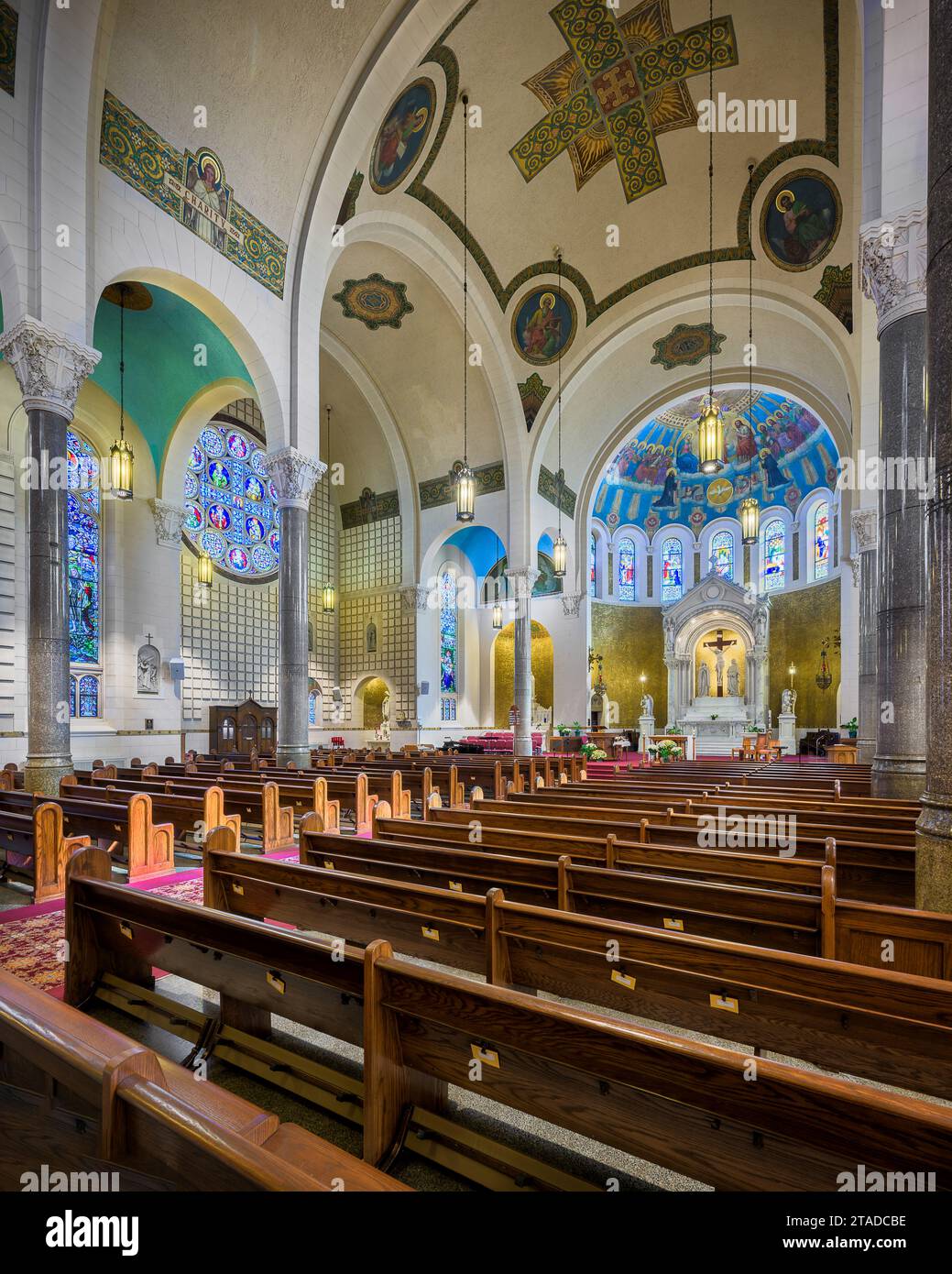 Navata interna e santuario della chiesa cattolica di San Benedetto a Terre Haute, Indiana Foto Stock