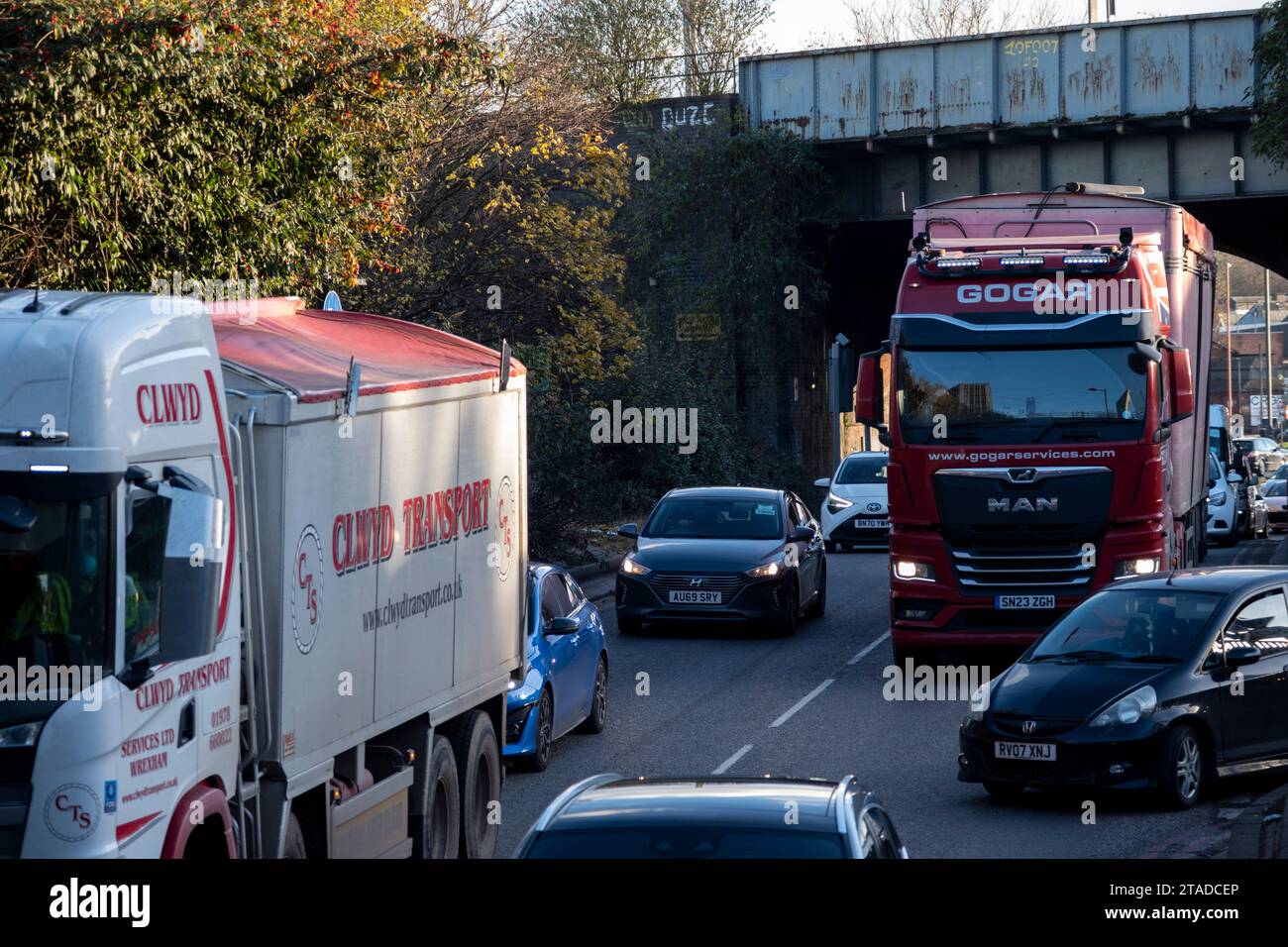 Il traffico lungo Lawley Middleway, una delle strade principali molto trafficate vicino al centro della città, e una delle principali strade Queensway a doppia carreggiata appena fuori dalla zona centrale dell'aria pulita da qui il traffico pesante del 29 novembre 2023 a Birmingham, Regno Unito. La Clean Air zone copre la città all'interno della circonvallazione interna, ma non include la Middleway stessa. Una Clean Air zone, detta anche CAZ, è un'area di alcune città del Regno Unito in cui vengono intraprese azioni mirate per migliorare la qualità dell'aria. Foto Stock Il traffico lungo Lawley Middleway, una delle strade principali molto trafficate vicino al centro della città, e una delle principali strade Queensway a doppia carreggiata appena fuori dalla zona centrale dell'aria pulita da qui il traffico pesante del 29 novembre 2023 a Birmingham, Regno Unito. La Clean Air zone copre la città all'interno della circonvallazione interna, ma non include la Middleway stessa. Una Clean Air zone, detta anche CAZ, è un'area di alcune città del Regno Unito in cui vengono intraprese azioni mirate per migliorare la qualità dell'aria. Foto Stock