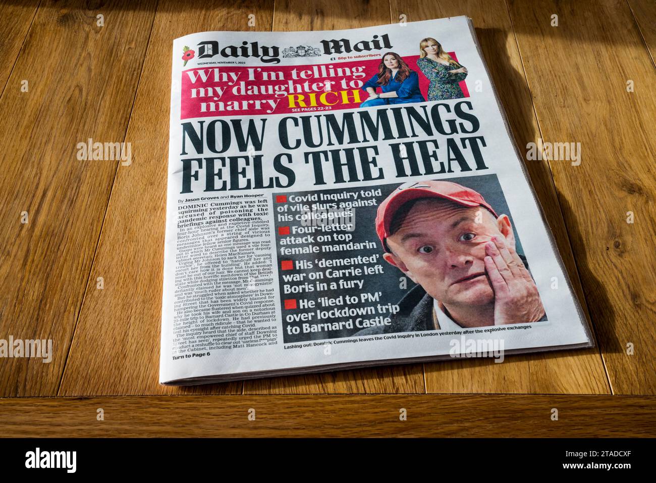 1 novembre 2023. Il titolo del Daily mail legge Now Cummings Feels the Heat. Foto Stock