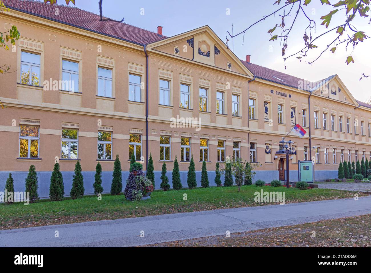 Krusevac, Serbia - 12 ottobre 2023: Edificio del Museo Nazionale presso il Lazar Town Park Historic Landmark. Foto Stock