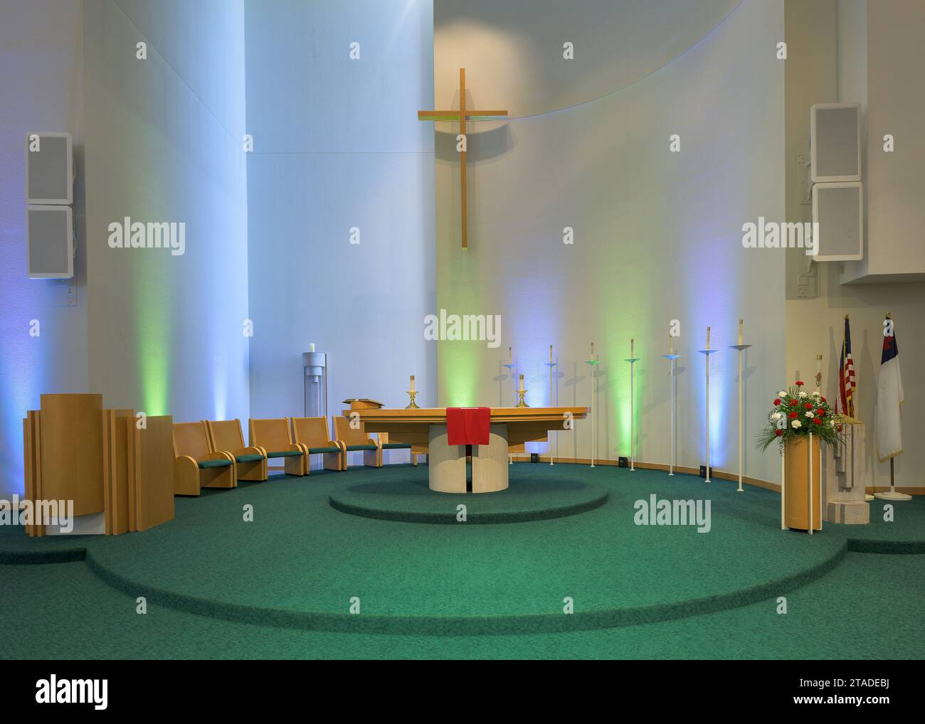 Altare e santuario all'interno della moderna chiesa luterana di San Pietro a Columbus, Indiana Foto Stock