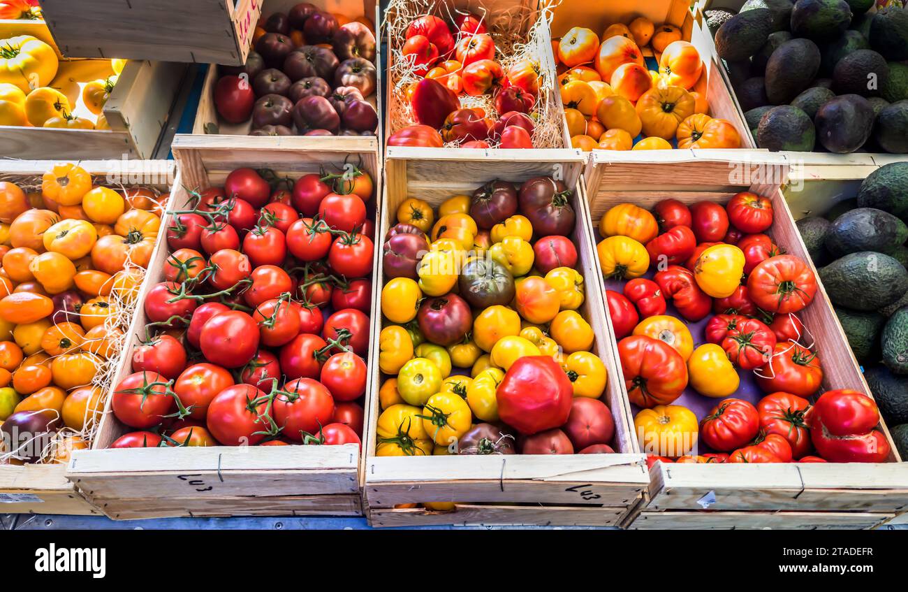 Vista di alcune diverse varietà di pomodori in piccole casse su una bancarella di un mercato provenzale Foto Stock