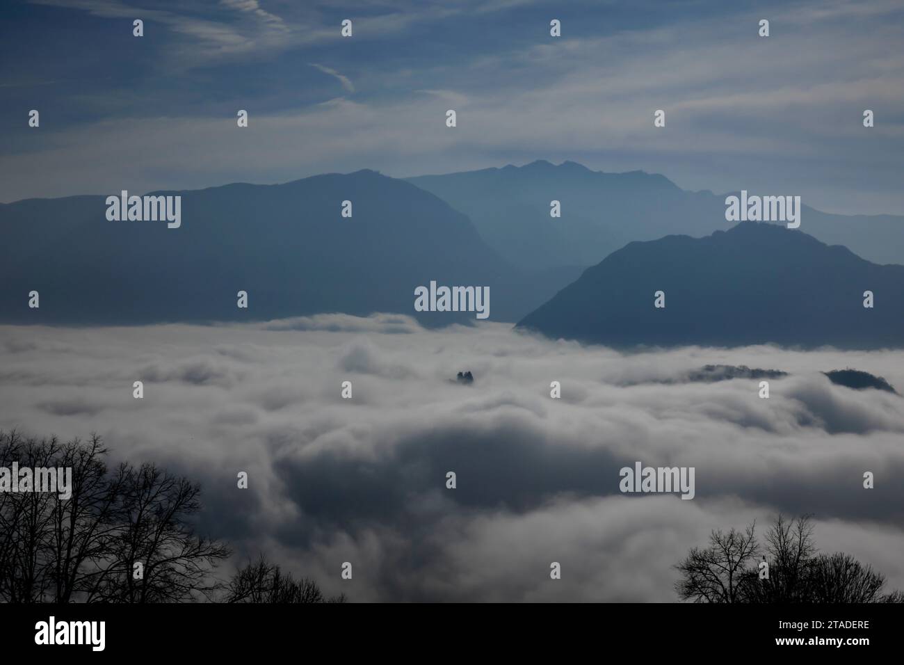 Cima della montagna sopra il paesaggio nuvoloso in una giornata di sole a Lugano, Ticino in Svizzera Foto Stock