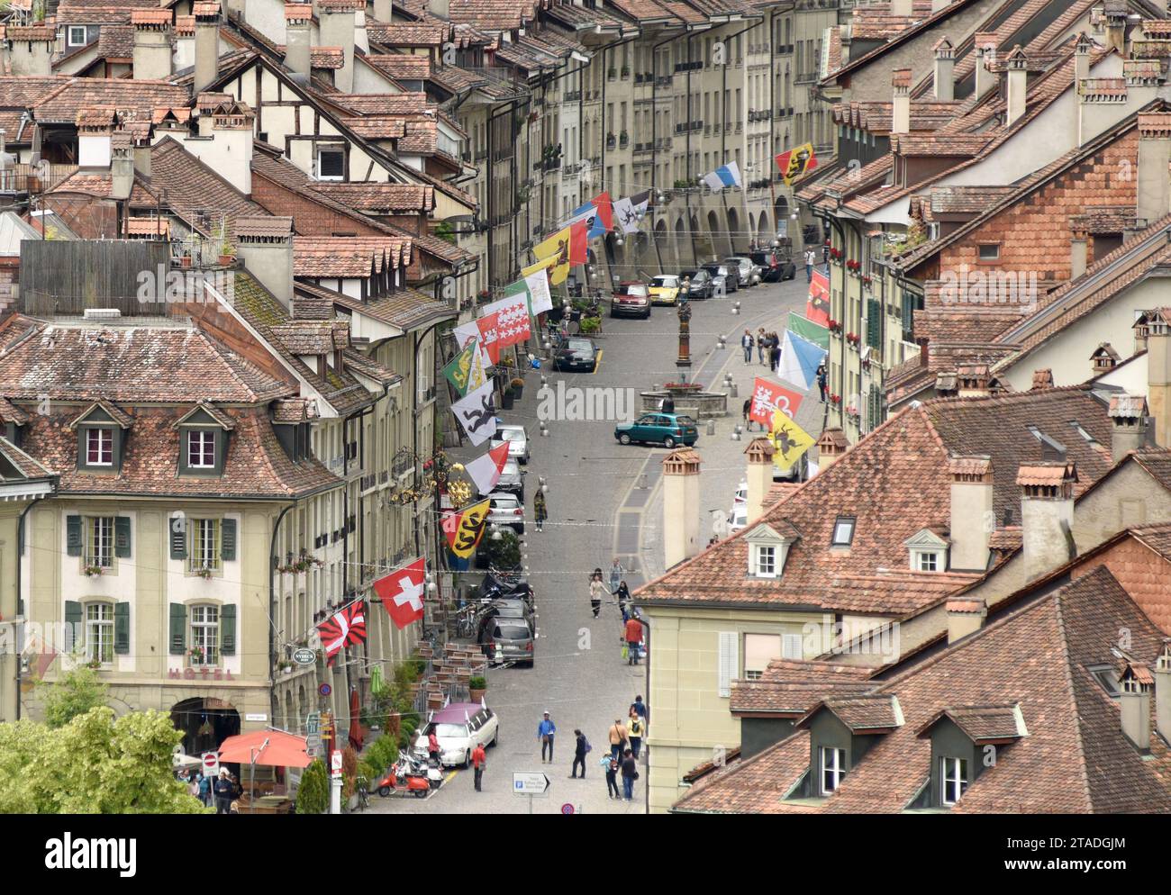 Berna, Svizzera - 4 giugno 2017: Paesaggio urbano di Berna con la via dello shopping nell'antica città medievale. Vista dall'alto, Berna, Svizzera. Foto Stock