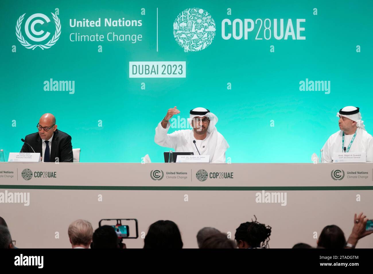 COP28 President Sultan al-Jaber, center, speaks at the COP28 U.N. Climate Summit, Thursday, Nov. 30, 2023, in Dubai, United Arab Emirates. (AP Photo/Peter Dejong) Foto Stock