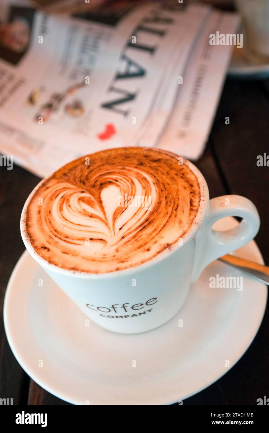Tazza di caffè con cuore di schiuma di latte, bevanda, bevanda calda, bistrot, caffetteria, pausa, giornale Foto Stock