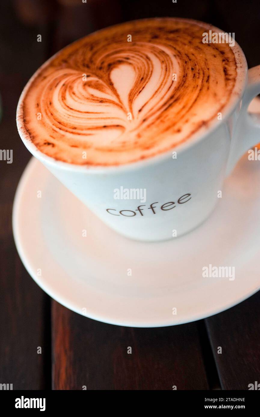 Tazza di caffè con cuore di schiuma di latte, bevanda, bevanda calda, bistrot, caffetteria, pausa Foto Stock