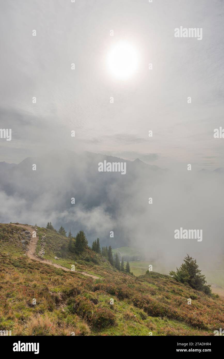 Nuvole provenienti dalla valle dello Zillertal, Penkenjoch (2095 m), Finkenberg, comunità delle Alpi Zillertal, Tirolo, Austria Foto Stock