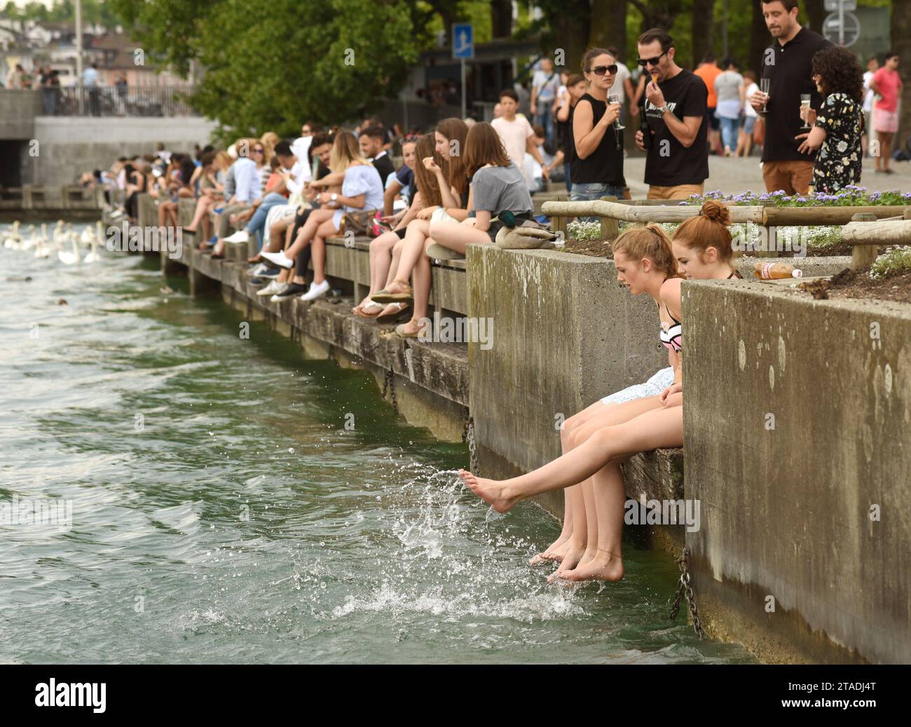 Zurigo, Svizzera - 3 giugno 2017: Gente sul lago di Zurigo. Vita quotidiana a Zurigo. Foto Stock