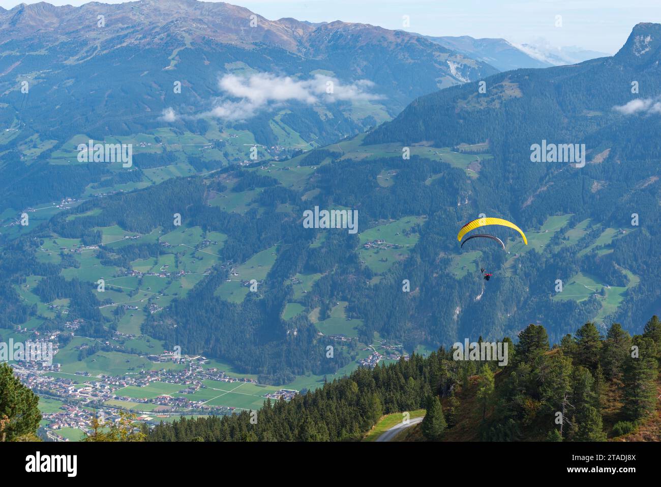 Voli in parapendio dal Monte Penken (2095 m), parapendio tandem Mayrhofen, Alpi Zillertal, Tirolo, Austria Foto Stock