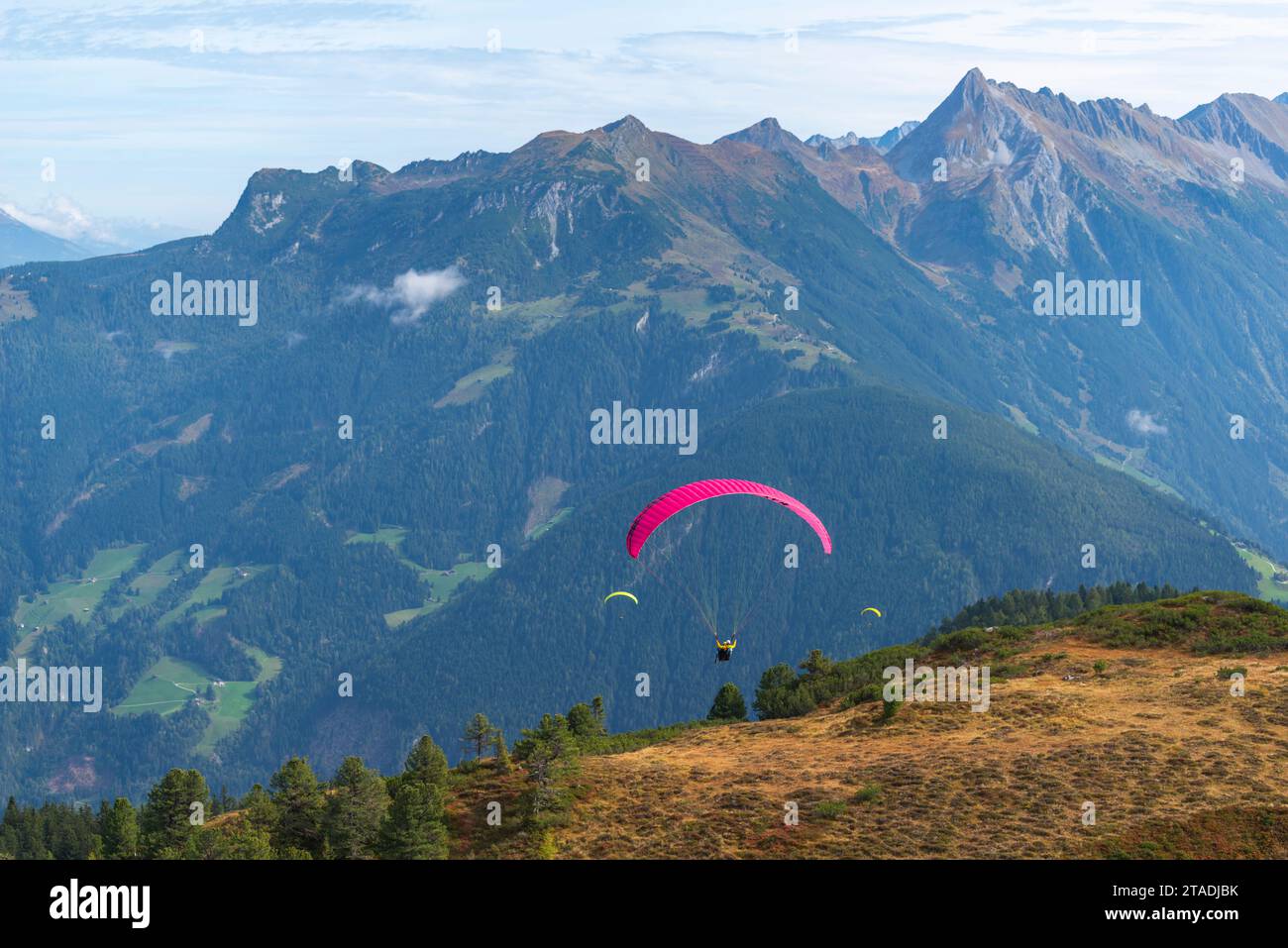 Voli in parapendio dal Monte Penken (2095 m), parapendio tandem Mayrhofen, Alpi Zillertal, Tirolo, Austria Foto Stock