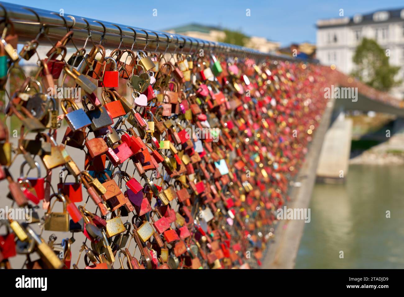 Love Locks sul ponte Makartsteg di Salisburgo Austria. Love Locks sul ponte Makartsteg sul fiume Salzach. Simboli dell'amore eterno. Salzbur Foto Stock
