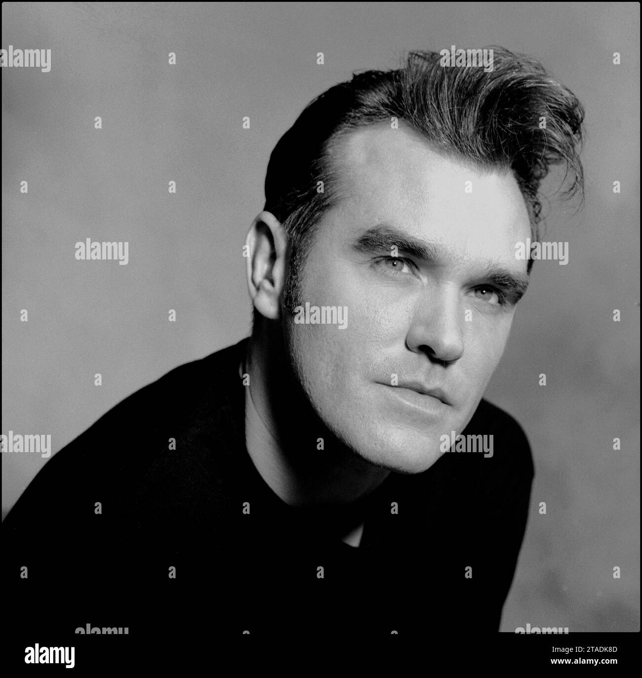 Ritratto in bianco e nero della leggendaria rockstar, il cantautore Morrissey per promuovere il suo singolo "Sunny" nel 1995 per Parlophone Records. Si tratta di una variazione dell'immagine iconica usata da Morrissey sulla copertina del suo libro Penguin Classics "Autobiography". Foto Stock