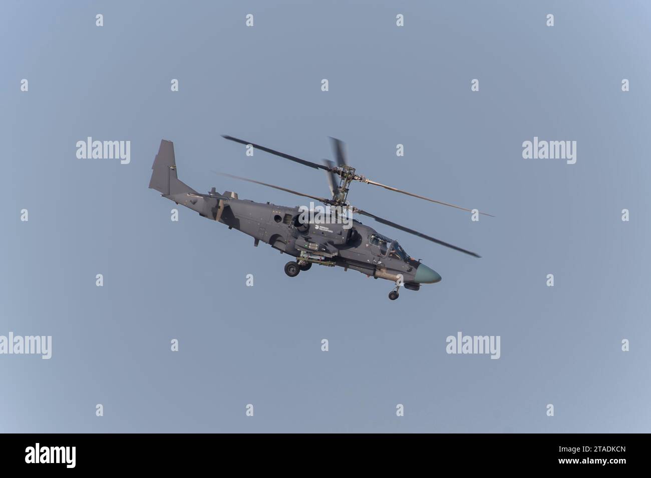 KA-52 elicottero con alligatore al Dubai Air Show 2023 a Dubai, Emirati Arabi Uniti Foto Stock
