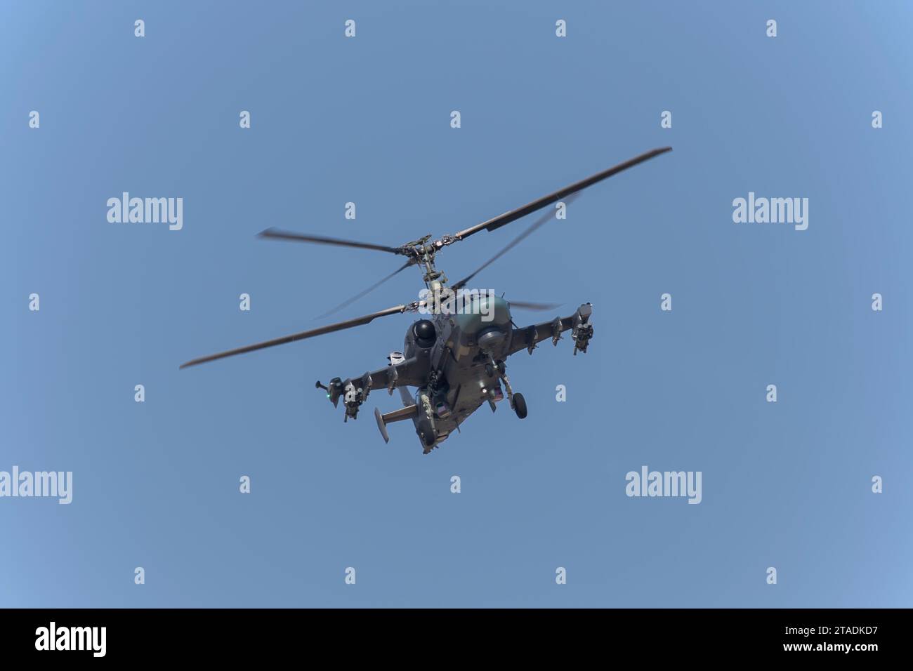 KA-52 elicottero con alligatore al Dubai Air Show 2023 a Dubai, Emirati Arabi Uniti Foto Stock