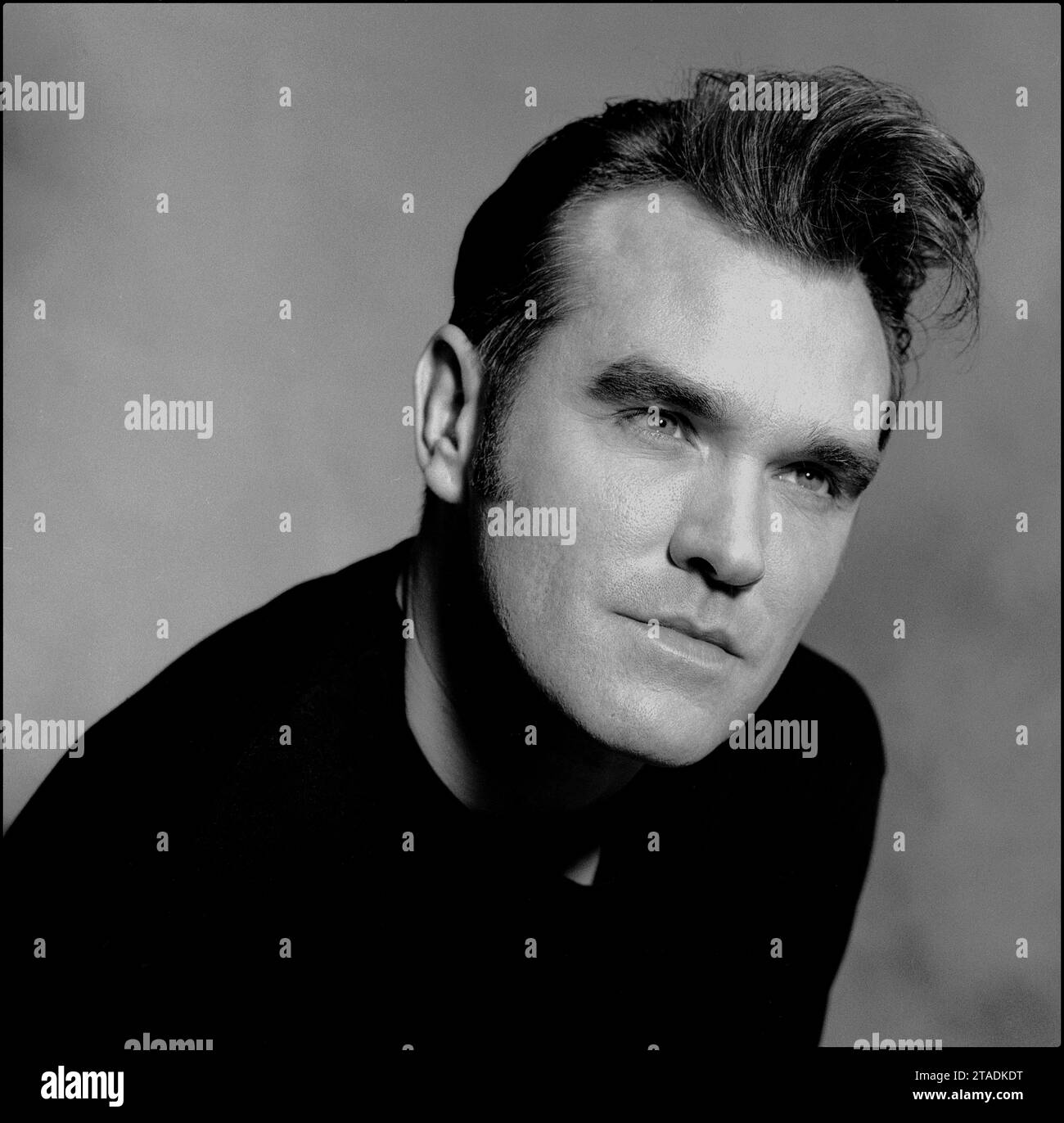Ritratto in bianco e nero della leggendaria rockstar, il cantautore Morrissey per promuovere il suo singolo "Sunny" nel 1995 per Parlophone Records. Si tratta di una variazione dell'immagine iconica usata da Morrissey sulla copertina del suo libro Penguin Classics "Autobiography". Foto Stock