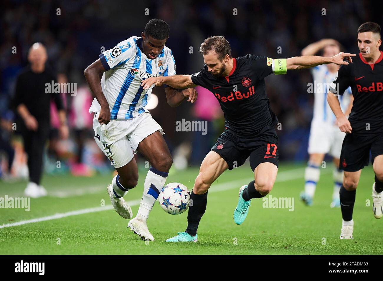 Andreas Ulmer dell'RB Salzburg duella per il ballo con Mohamed Ali-Cho della Real Sociedad durante la partita di UEFA Champions League tra Real Sociedad e. Foto Stock