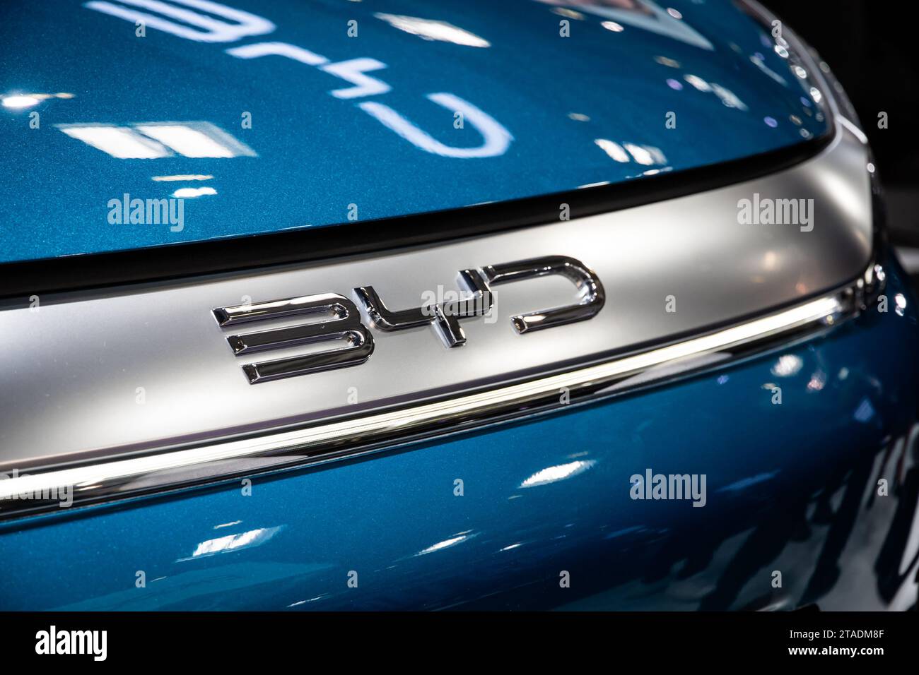 Logo BYD sull'auto elettrica atto 3 alla fiera IAA Mobility 2023 di Monaco, Germania, 4 settembre 2023. Foto Stock
