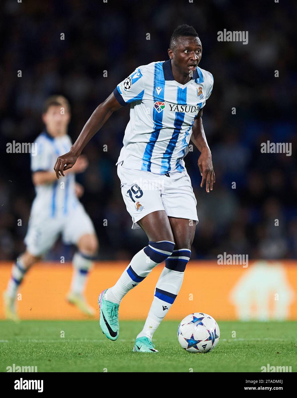 Sadiq Umar della Real Sociedad in azione la partita di UEFA Champions League tra Real Sociedad e RB Salzburg all'Estadio reale Arena il 29 novembre 202 Foto Stock