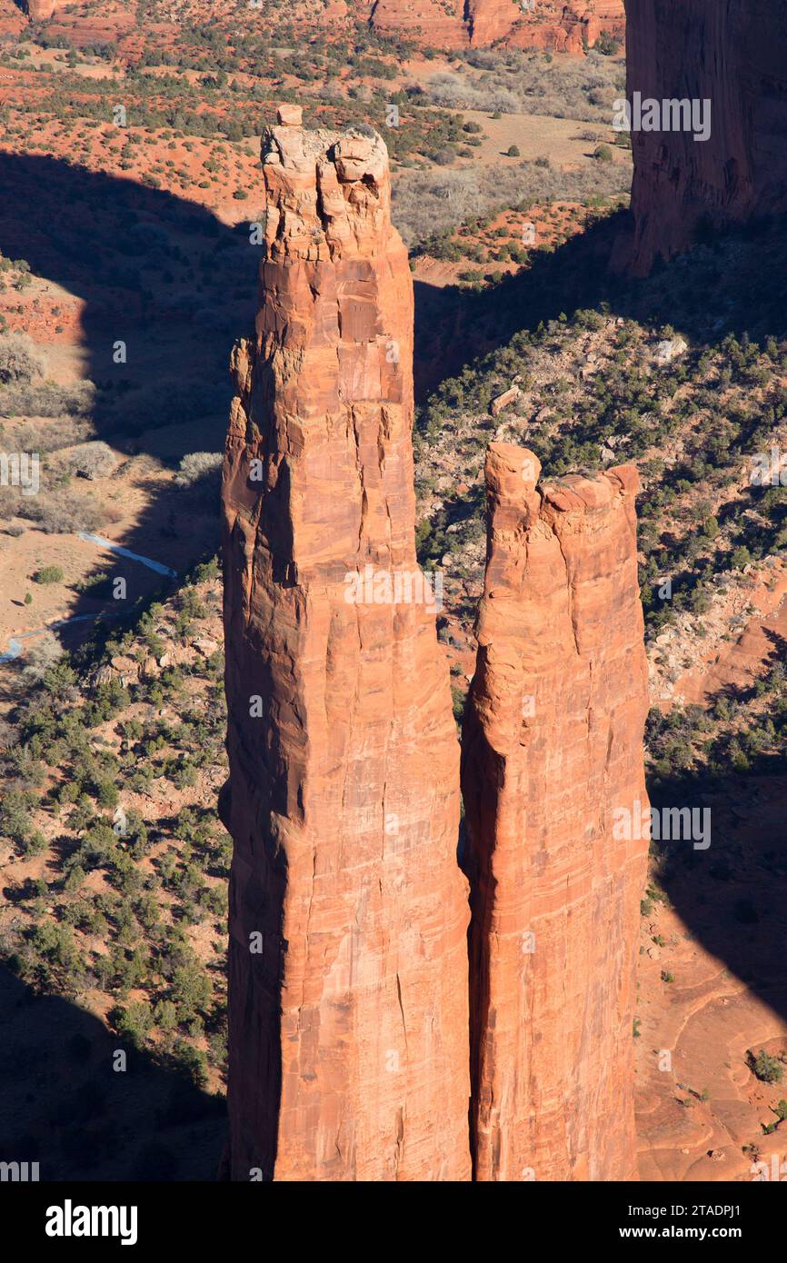 Spider Rock da Spider Rock Overlook, Canyon de Chelly National Monument, Arizona Foto Stock