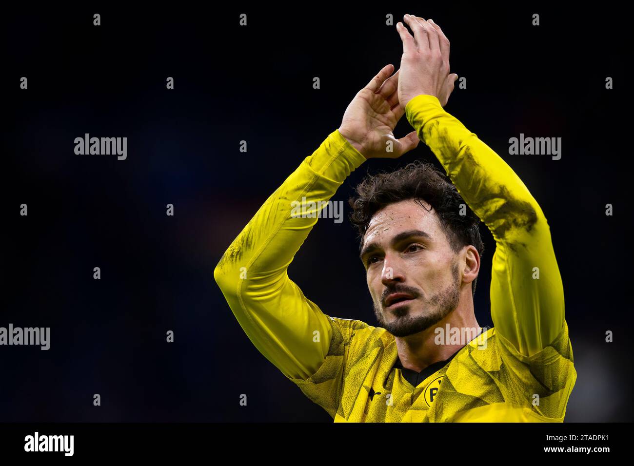 Milano, Italia. 28 novembre 2023. Mats Hummels del Borussia Dortmund celebra la vittoria al termine della partita di serie A tra AC Milan e Borussia Dortmund. Crediti: Nicolò campo/Alamy Live News Foto Stock