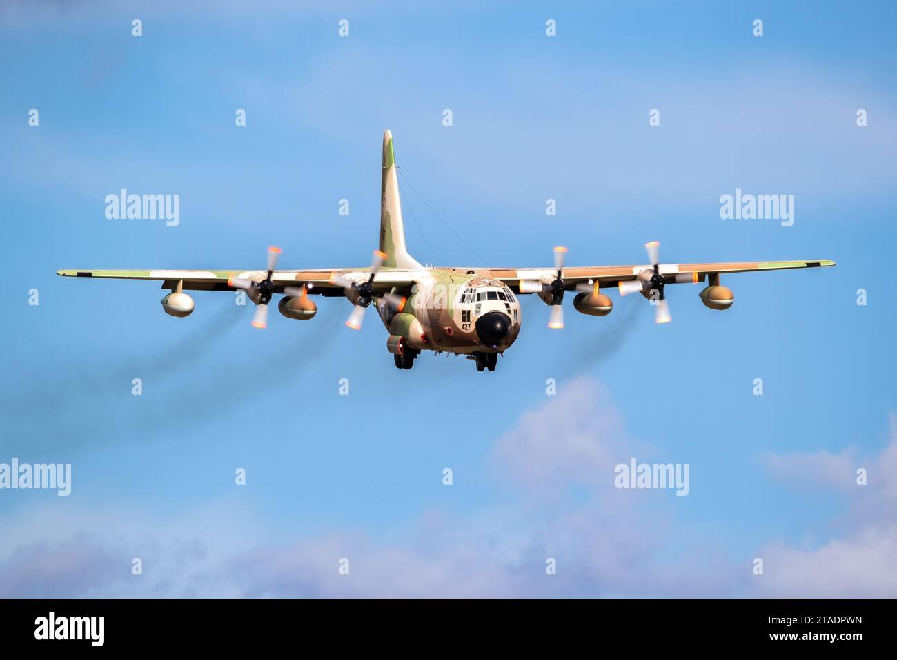 Aviazione militare israeliana Lockheed C-130 Hercules aereo di trasporto militare atterraggio a Norvenich Airbase. Germania - 27 agosto 2020 Foto Stock