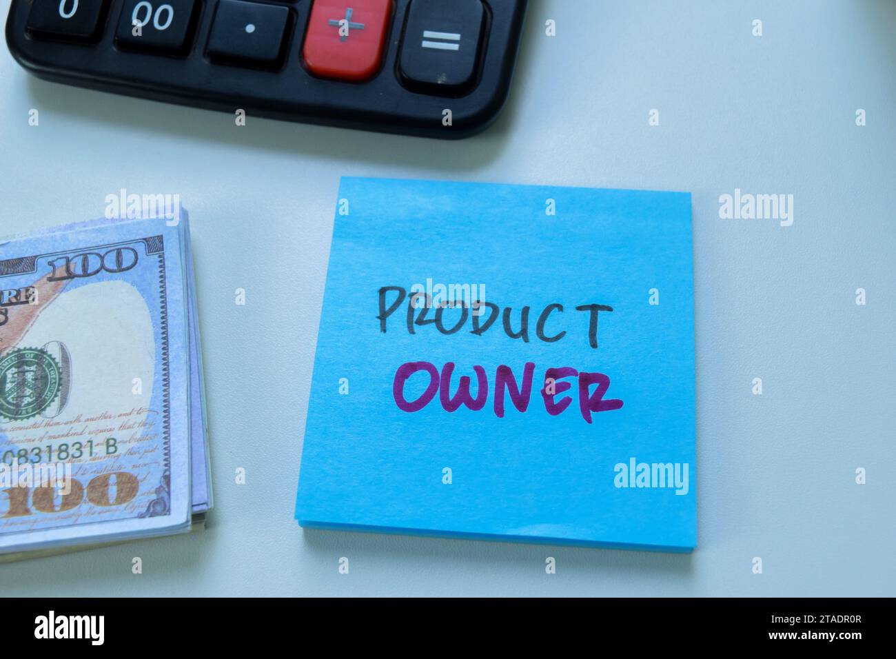 Concetto di proprietario del prodotto scrivere su appunti isolati su sfondo bianco. Foto Stock