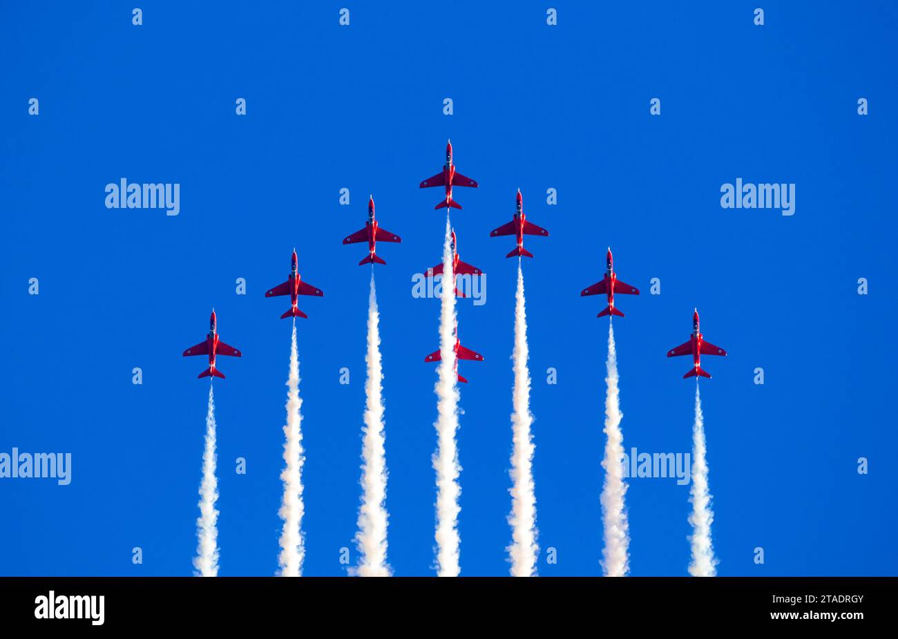 RAF Red Arrows Aerobatic team dimostrativo che si esibisce al Sanicole Airshow durante il tramonto. Belgio. Settembre 10, 2021 Foto Stock