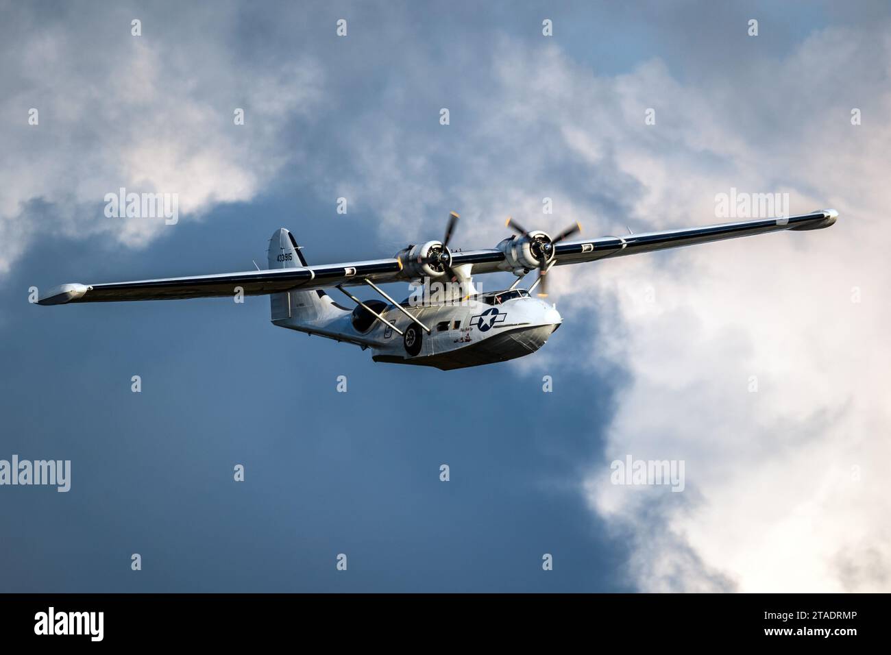 PBY-5A Canso Catalina aerei anfibi consolidati che sorvolano l'aeroporto di Sanicole al tramonto. Belgio. 10 settembre 2021 Foto Stock